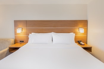 Standard Room, 1 King Bed, Pool View