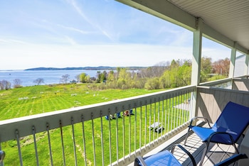 Deluxe Room, 1 King Bed, Fireplace, Bay View