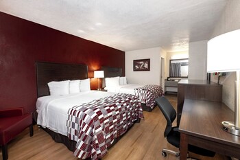 Deluxe Room, 2 Queen Beds, Smoking