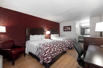 Deluxe Room, 2 Queen Beds, Smoking