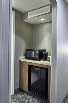 Room, 1 King Bed, Hearing Accessible (Accessible Bathtub)