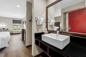 Suite, 1 King Bed with Sofa bed (Smoke Free)