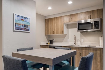 Suite, 1 King Bed, Non Smoking, Kitchen