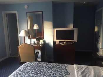 Standard Room, 1 Queen Bed