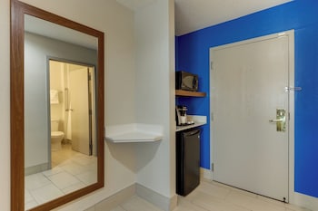 Standard Room, 1 Queen Bed
