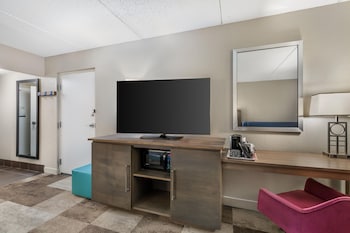Room, 1 King Bed, Mobility Accessible, Microwave