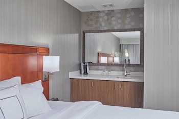 Junior Suite, 1 King Bed (Mobility/Hearing Access, Roll-in Shwr)