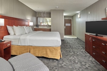 Junior Suite, 1 King Bed (Mobility/Hearing Access, Roll-in Shwr)