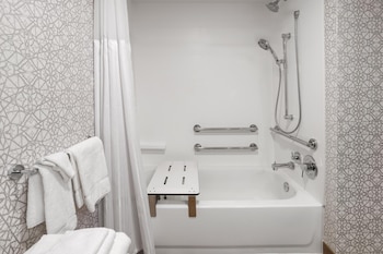Room, 1 King Bed, Accessible, Bathtub (Mobility & Hearing)