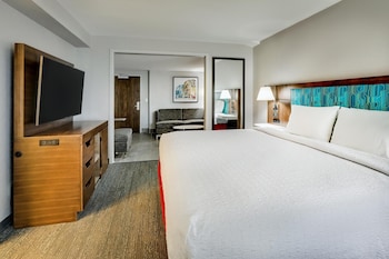 Suite, 1 King Bed, Accessible, Bathtub