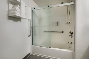 Room, 2 Queen Beds, Accessible, Bathtub