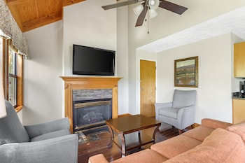 2 BEDROOM 1 KING 2 TWINS 2 LEVEL TOWNHOUSE