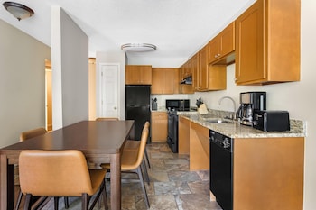 1 BEDROOM 1 KING DELUXE SUITE WITH BALCONY