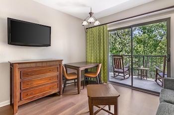 1 BEDROOM 1 QUEEN SUITE AND BALCONY