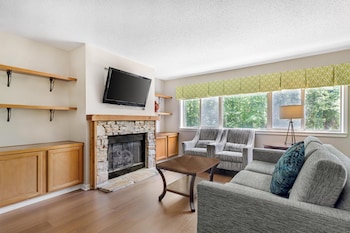 1 BEDROOM 1 KING DELUXE SUITE WITH BALCONY