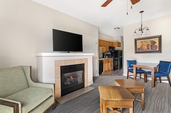 2 BEDROOM 1 KING 1 QUEEN SUITE PLUS