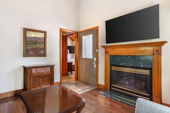 1 BEDROOM 1 QUEEN TOWNHOUSE WITH BALCONY