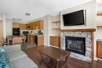 1 BEDROOM 1 KING DELUXE SUITE WITH BALCONY
