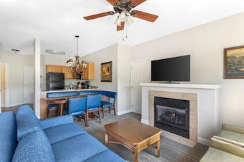 1 BEDROOM 1 KING DELUXE SUITE WITH SOFABED