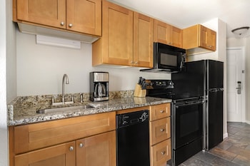 1 BEDROOM 1 QUEEN SUITE WITH BALCONY