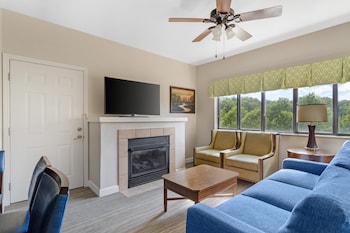 1 BEDROOM 1 KING DELUXE SUITE WITH SOFABED