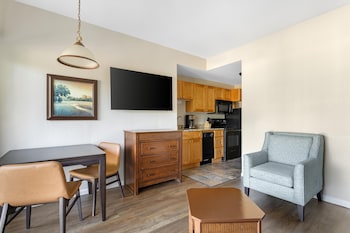 1 BEDROOM 1 QUEEN SUITE WITH BALCONY