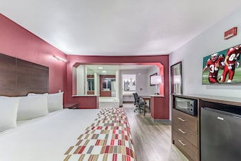 Superior Room, 1 King Bed, Jetted Tub (Smoke Free)