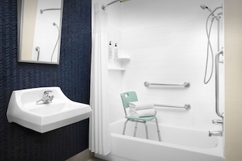 Room, 1 King Bed, Hearing Accessible (Roll-in Shower)