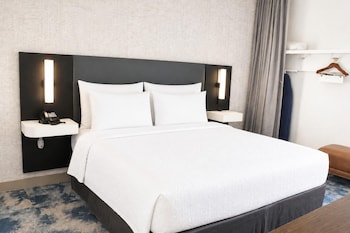 Room, 1 King Bed, Mobility Accessible, Microwave