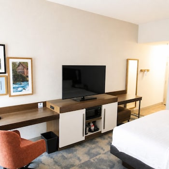 Room, 1 King Bed, Mobility Accessible, Microwave