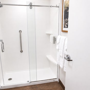 Room, 2 Queen Beds, Microwave (Shower Only)