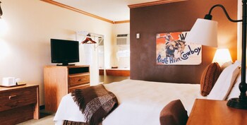 Classic Room, 1 King Bed, Non Smoking, Refrigerator & Microwave