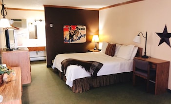 Classic Room, 1 King Bed, Non Smoking, Refrigerator & Microwave
