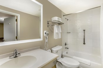 Standard Room, 1 Queen Bed, Refrigerator, Corner