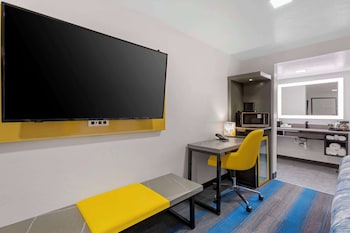 Suite, 1 King Bed, Accessible, Non Smoking (with Sofabed)