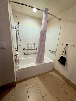 Room, Bathtub (Mobility & Hearing)