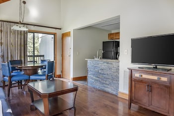 1 BEDROOM 1 QUEEN TOWNHOUSE WITH SOFABED