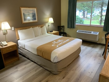 Standard Room, 1 Queen Bed, Accessible
