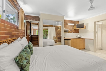 Standard Room, Non Smoking (2 Queen Beds, 2 Single Beds)