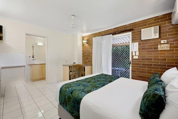 Standard Room, Non Smoking (2 Queen Beds, 2 Single Beds)