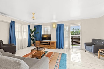 Standard Room, Non Smoking (2 Queen Beds, 2 Single Beds)