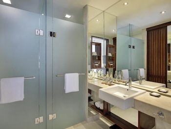 Deluxe Room, 1 King Bed, Pool Access (Garden Wing Separated from the beach by a road)