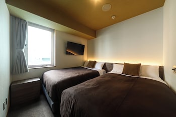 Twin Room, Smoking