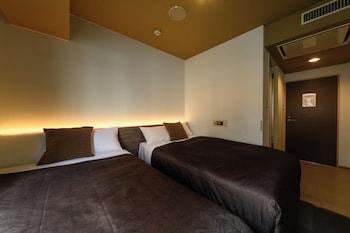Twin Room, Smoking