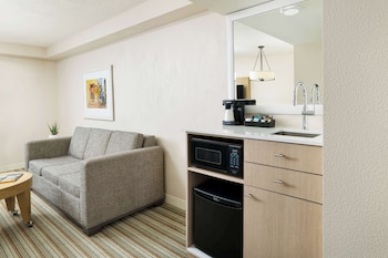 Suite, 1 King Bed, Pool View