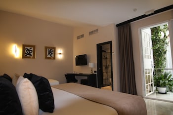 Family Room (2 adults and 1 child)