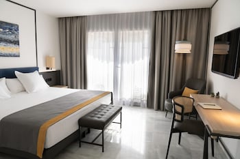 Superior Single Room, Partial Sea View