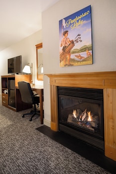 Deluxe Room, Fireplace, Mountain View