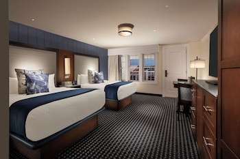 Deluxe Room, 2 Queen Beds, Pool View