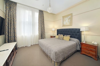 Three Beds Sub-Penthouse Apartment